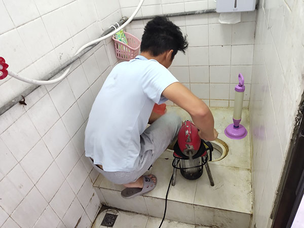 汉台肥皂掉到马桶里把马桶堵住了怎么办？马桶堵住了怎么办
