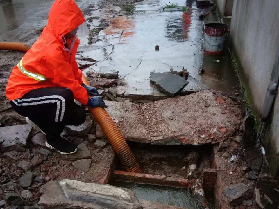 汉台专业清理污水池 炜誉市政以规范流程守护城市 “肠道”